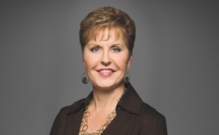 Joyce Meyer ressalta a importância de enfrentar os medos quando o diabo tentar impedir seu crescimento. (Foto: Reprodução).