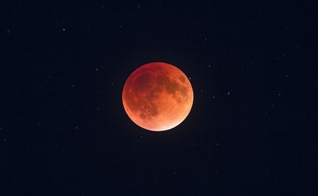 A junção denominada pela Nasa de "Superlua Azul de Sangue" poderá ser vista no céu. (Foto: Alan Dyer/VW PICS/UIG/Getty Images)