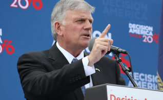 "Eu não vou odiar, estou aqui para falar sobre um salvador, Jesus Cristo", disse Franklin Graham. (Foto: Reprodução).