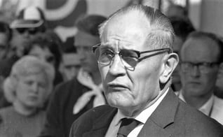 Pastor Martin Niemöller chegou a votar no partido de Hitler, mas se revoltou contra o nazismo quando viu o sistema conflitar com sua fé. (Foto: pri.org)