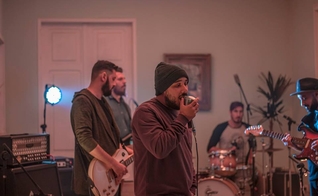 O ministério nasceu em São José dos Pinhais e seus integrantes servem nas igrejas Bola de Neve e Vida Plena. (Foto: Divulgação).