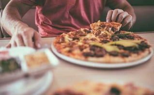 Em alguns casos, a gula pode estar associada à obesidade. (Foto: Reprodução)