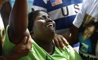 A mãe de Jeremias, Wânia de Moraes, durante o sepultamento do filho. (Foto: Pablo Jacob/Agência O Globo)