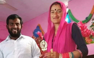 O pastor  Jeewer Joeswa e Seema Devi no período do Natal. (Foto: Morning Star News).