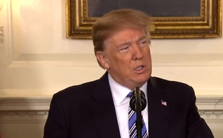 Presidente Donald Trump profere discurso para consolar vítimas de tiroteio na Flórida. (Imagem: CBN News)