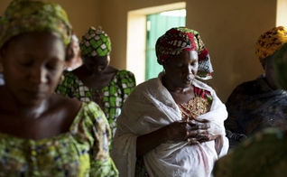 Mulheres orando durante o culto de uma igreja em Maiduguri, na Nigéria. (Foto: Reuters)