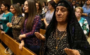 Cristãos iraquianos participam de culto. (Foto: aawsat.com)