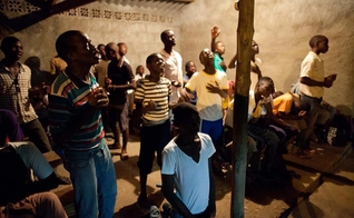 Imagem ilustrativa. Jovens africanos durante noite de oração num pobre vilarejo em Pemba, Moçambique. (Foto: Iris Global)