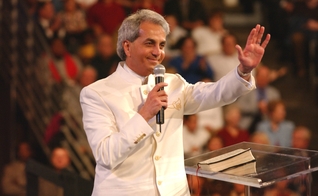 "Quando eu era mais novo, fui influenciado pelo o que os pregadores ensinavam naquela época", admitiu Benny Hinn. (Foto: Reprodução).