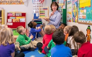 Crianças de 5 anos poderão escolher seu próprio gênero e até mesmo sua raça nas escolas, sem o consentimento dos pais. (Foto: mothersblog.gr)