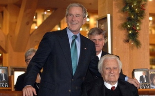 O ex-presidente dos EUA, George W. Bush, ao lado do evangelista Billy Graham. (Foto: Getty Images)