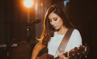 A primeira live session de Thaiane Seghetto atingiu mais de 20 milhões de visualizações. (Foto: Divulgação).