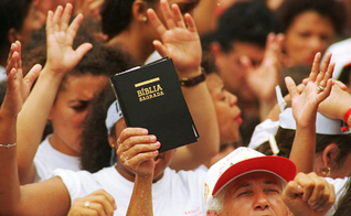 Havia, em 2010, 42.310.000 evangélicos no Brasil, 22,2% da população. (Foto: Reprodução).