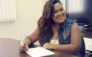 A cantora começou sua carreira musical ainda na adolescência, como vocalista do Raiz Coral. (Foto: Divulgação).