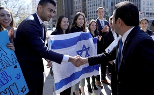 Presidente da Guatemala, Jimmy Morales, cumprimenta membros da comunidade israelense em Washington. (Foto: Guatemala Presidency/Handout/Reuters)