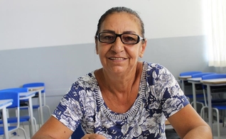 Dona Neusa Costa afirmou que por não saber ler e escrever, se sentia dependente de outras pessoas. (Foto: Tribuna do Interior)