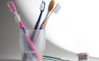 A higiene da escova é fundamental para manter os benefícios do produto. (Foto: iStockphoto)