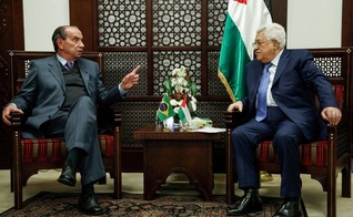 O presidente palestino, Mahmoud Abbas, se reúne com o chanceler Aloysio Nunes, em Ramallah. (Foto: Abbas Momani/AFP)