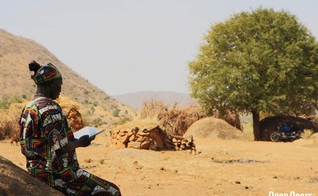 Mulher lendo sua Bíblia durante uma Conferência de Pastores no Sudão. (Foto: Portas Abertas)