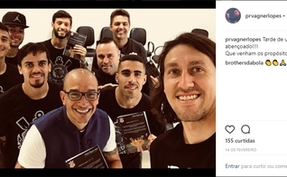 Pastor Vagner Lopes (ao centro) com jogadores do Corinthians. (Foto: UOL Esporte)