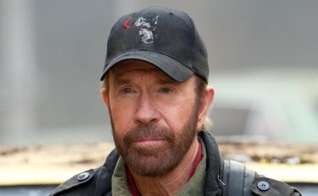 Chuck Norris fez participação no filme "Mercenários 2", dirigido por Silvester Stallone. (Foto: Divulgação)