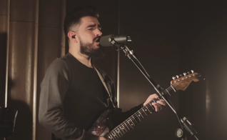 O single está disponível em live session no YouTube no canal oficial do cantor. (Foto: Reprodução).