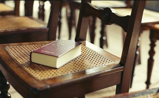Bíblia sobre a cadeira. (Foto: monicamckayhan.com)