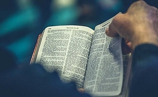 Foi justamente a Bíblia que levou Jay a mudar seu entendimento sobre espiritualidade. (Foto: UNSPLASH.COM/ROD LONG)
