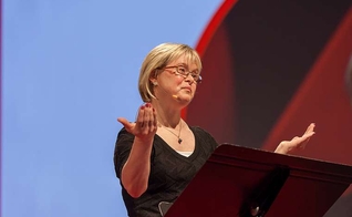 Karen Gaffney falando sobre sua história no TedX em Portland, nos EUA. (Foto: Toto Vo/Flickr)