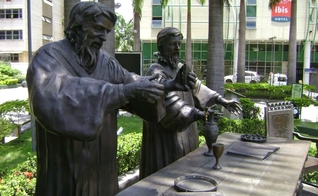 Escultura representando o primeiro culto protestante no Brasil, oficiado pelos pastores Rev. Pierre Richier e Rev. Guillaume Chartier. (Foto: Reprodução).
