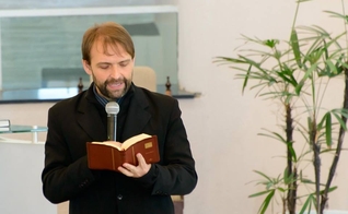 Além de ter conhecimento científico, Flávio Júnior é testemunho de transformação, pois iniciou uma transição da homossexualidade para a orientação heterossexual. (Foto: Reprodução).