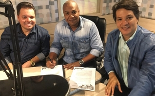 Assinatura do contrato: Ricardinho Carvalho, Peter Quintino e Gilvandro Oliveira. (Foto: Divulgação)