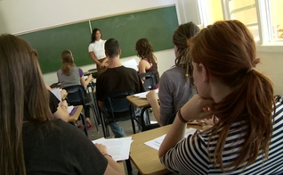 Imagem ilustrativa. Professora durante aula com estudantes do ensino médio. (Foto: Shutterstock)