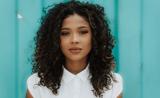 O objetivo das imagens é levar ao espectador a sensação de que os locais por onde a cantora passa poderia ser em qualquer lugar. (Foto: Divulgação).