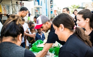 Os cristãos proporcionaram a distribuição de lanches para cerca de 300 crianças do local. (Foto: Reprodução).