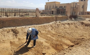 Soldado trabalhando para limpar as minas da área ao redor do Qasr al-Yahud, no Rio Jordão. (Foto: Ministério da Defesa de Israel)