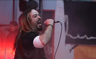 Integrante do grupo 'Covered Backs' prega o evangelho em evento. (Foto: Covered Backs)