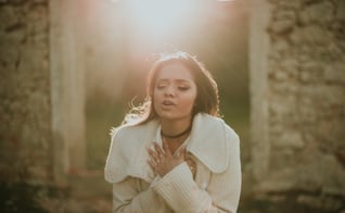 Além de poder ouvir as canções nas plataformas, o público pode conferir o clipe da música “Amor Inexplicável”. (Foto: Divulgação).