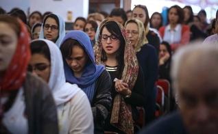 Cristãos se reúnem para culto em igreja no Egito. (Foto: AFP)