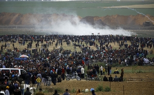 Palestinos durante manifestações na Faixa de Gaza, próximo à fronteira de Israel. (Foto: AFP/Mohammed Abed)