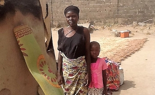 A reconstrução de sua aldeia e da igreja não tem sido fácil, mas Hanatu Solomon tem perseverado. (Foto: Portas Abertas)