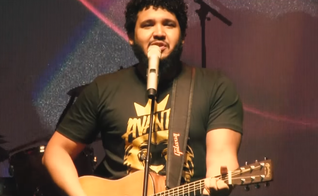 A música integra o disco 'Avante', gravado ao vivo com mais de 2.500 pessoas. (Foto: Reprodução).