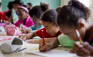 Crianças do interior do Ceará receberam a cartilha de prevenção contra o HPV. (Foto: uipi.com.br)