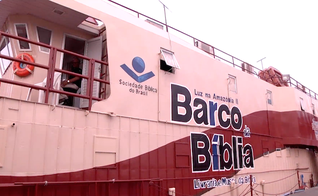 A principal finalidade do Barco da Bíblia é disponibilizar literatura bíblica a um valor acessível. (Foto: Reprodução).