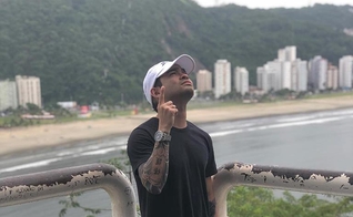 O apresentador Yudi Tamashiro diz que tem sido alvo de críticas por causa de sua nova fé. (Foto: Reprodução)