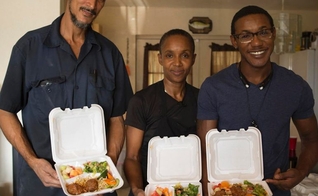 A garçonete Gloria prepara cerca de 225 refeições e 180 lanches de café da manhã em sua cozinha. (Foto: SWNS)