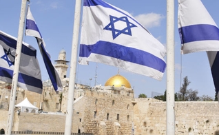 Bandeiras de Israel tremulam em Jerusalém, com o Monte do Templo ao fundo. (Foto: Shofar.HaGadol-HaYovel.Teruah.Acharonah)