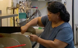 Paulette Johnson, dona do restaurante Trucker's Cafe, preparando as refeições. (Foto: Reprodução/WFAA-TV)