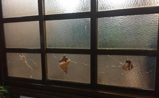 A Igreja Cristã Maranata foi atingida por uma bomba durante um culto. (Foto: Reprodução)
