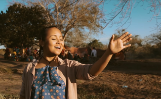 Bruna Karla se apresenta cantando e dançando juntamente com locais de Moçambique. (Foto: Reprodução).